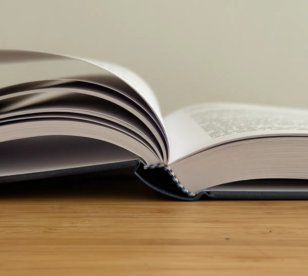 Livre à couverture rigide cousu, imprimé par Welye à Paris