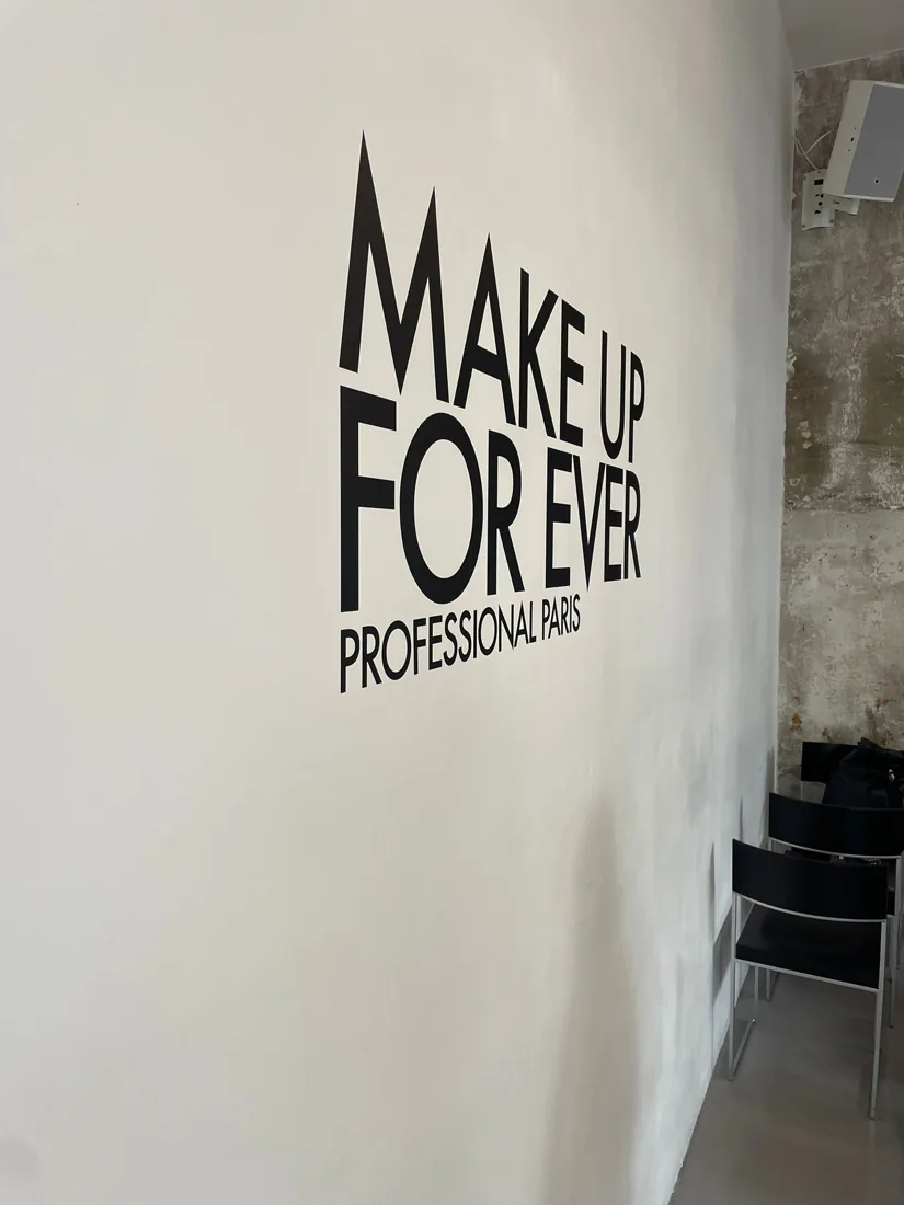 Make Up For Ever — lettrage mural adhésif imprimé par Welye
