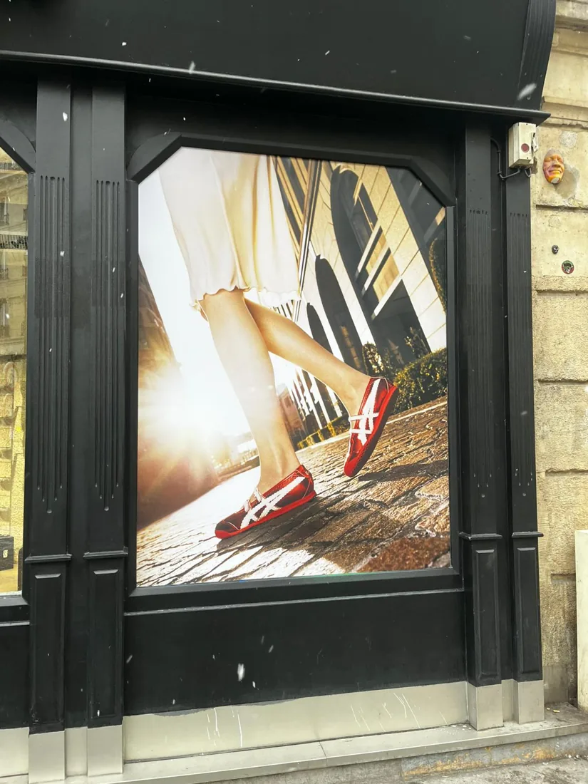 Onitsuka Tiger — affichage grand format en vitrine par Welye