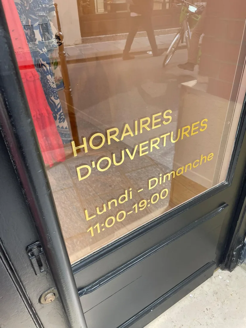 Vitrophanie dorée — lettrage adhésif de vitrine par Welye