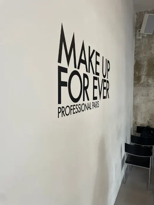 Make Up For Ever — lettrage mural adhésif
